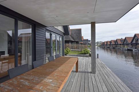 The Terras of Type Tjalk 8P met boothuis - nr. 60 in Waterstaete Ossenzijl