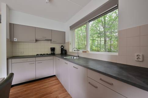 The Keuken of nr. 114 Kamperfoelie - type Bosvilla Comfort 6-7 in Landal Bungalowpark Hoenderloo