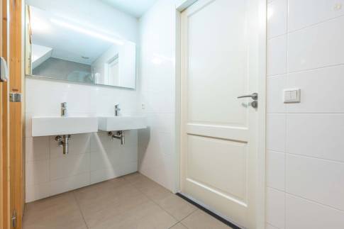 The Badkamer of Type Zuiderzeezicht 4 -  nr. 204 in Resort Poort van Amsterdam