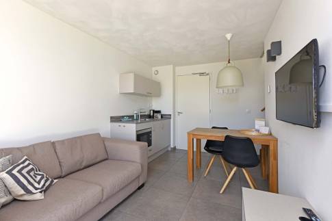 The Woonkamer of Type Studio Deluxe Landzijde 2p - nr. 2a in Beach Resort Punt West
