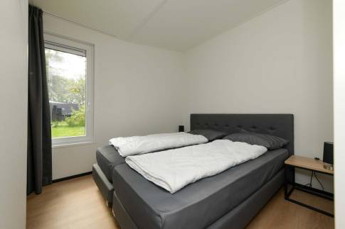 The Slaapkamer 1 of Type Forest Cabin Wellness 4 - nr. 127 in Roompot Vakantiepark Schaijk