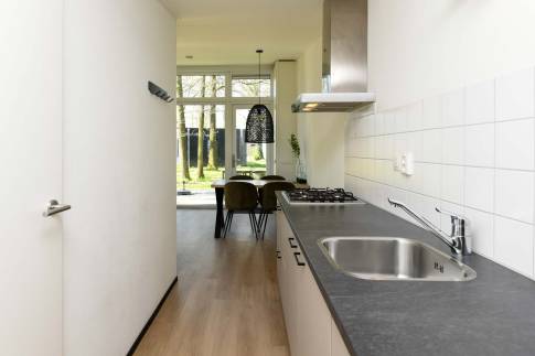 The Keuken of Type Forest Cabin Wellness 4 - nr. 129 in Roompot Vakantiepark Schaijk