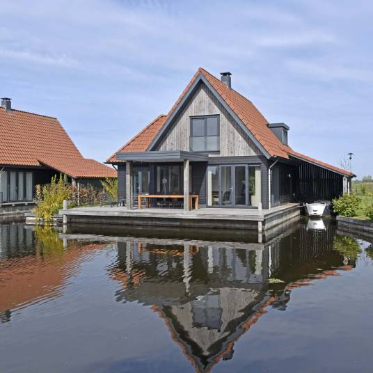 The Buiten of Type Tjalk 8P met boothuis - nr. 60 in Waterstaete Ossenzijl